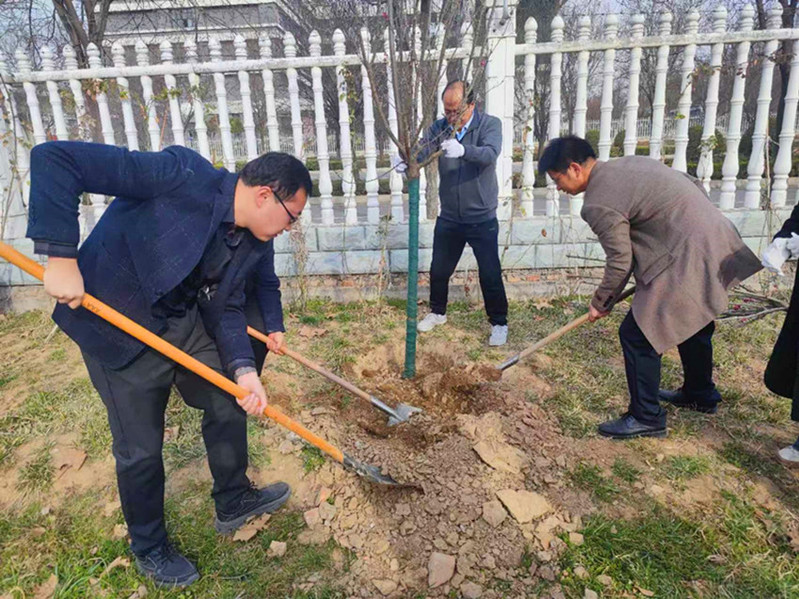 纪委书记黎伟参加植树活动