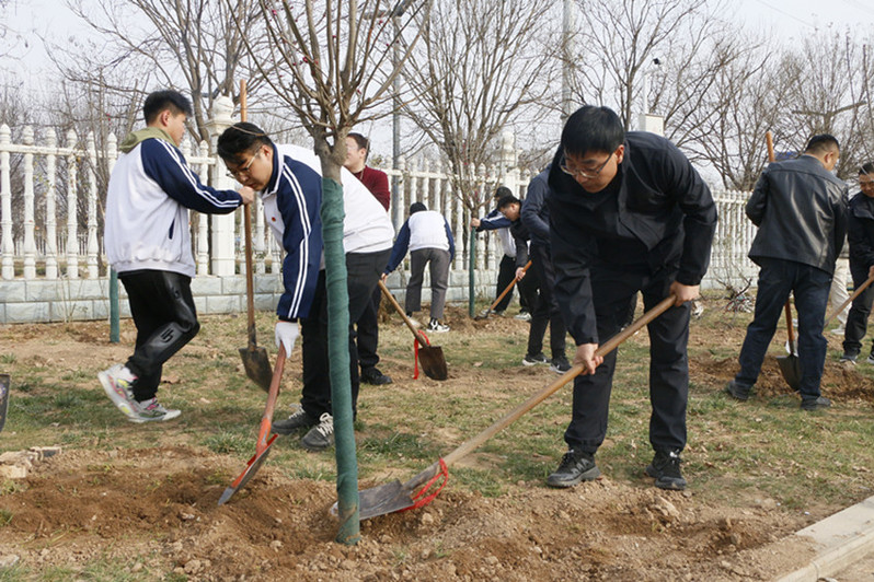 韩小卫校长参加植树活动