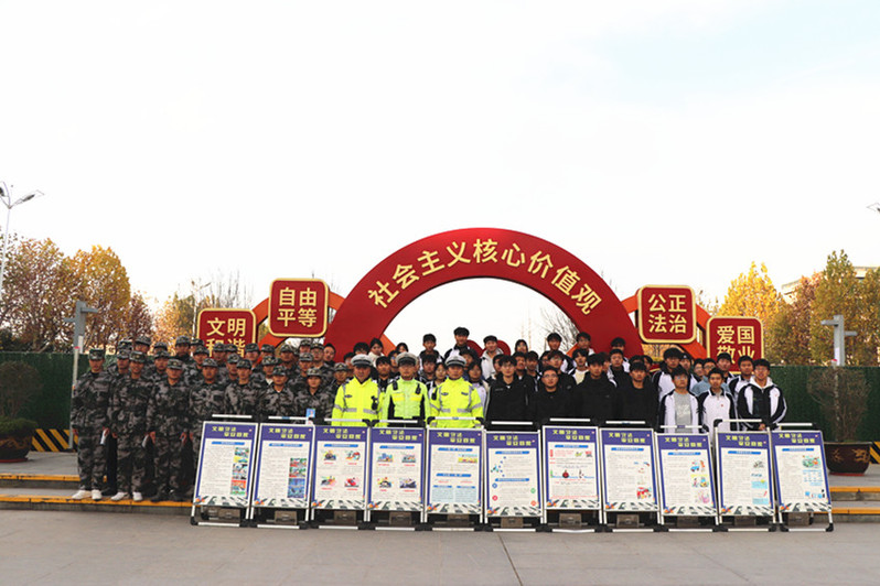 12月2日，学校携手辖区交警开展交通安全宣传进校园活动