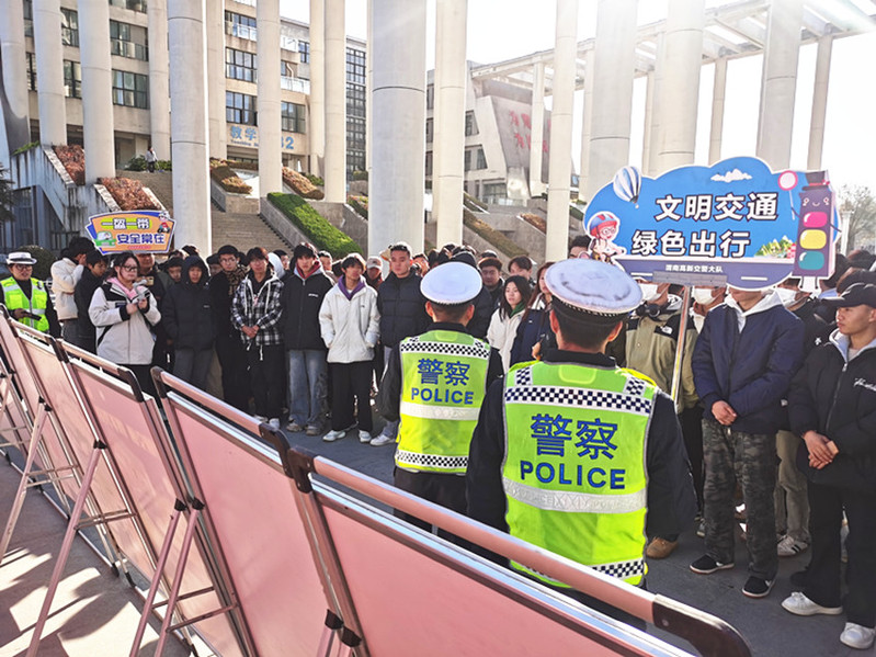 11月29日，学校携手辖区交警开展交通安全宣传进校园活动