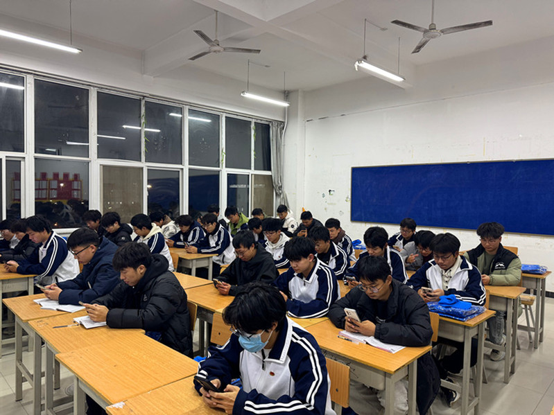 学生集体参与交通安全知识线上答题活动