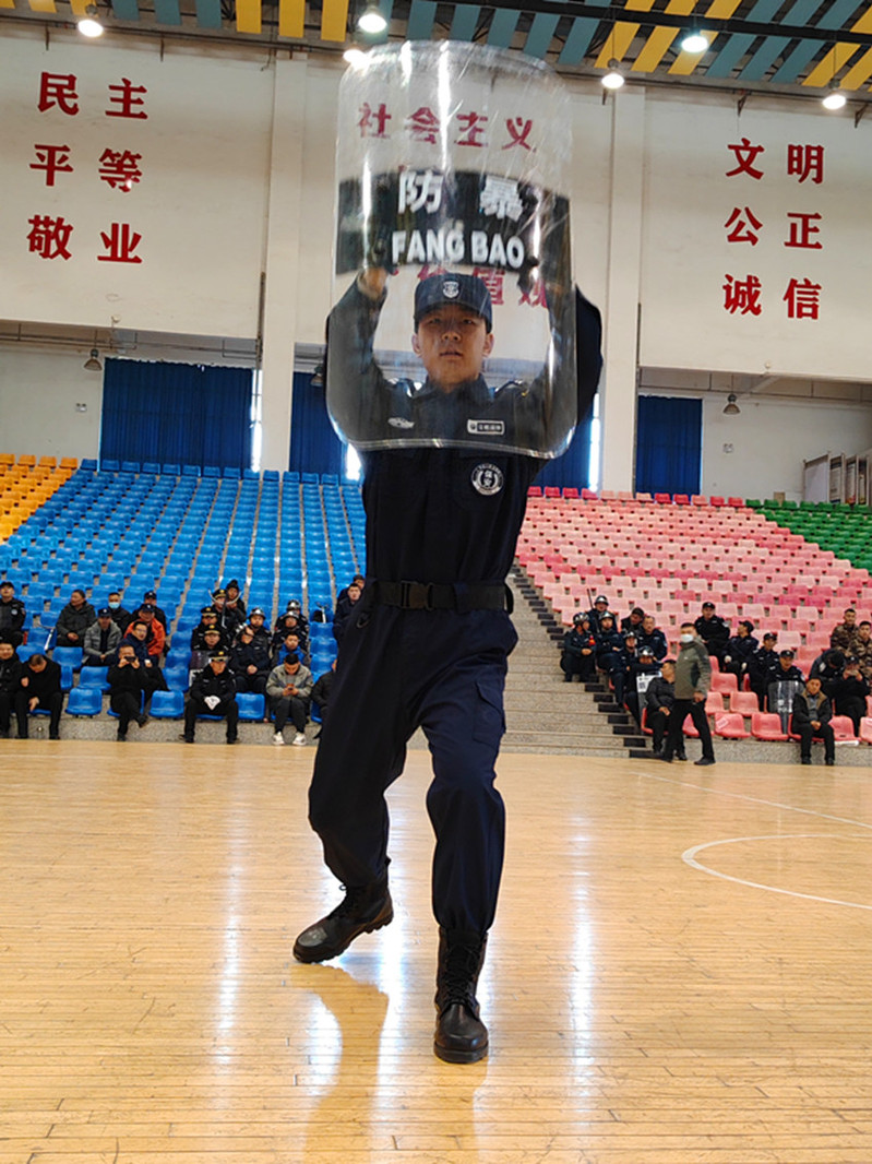 我校代表队队员演示防暴盾牌操作要领