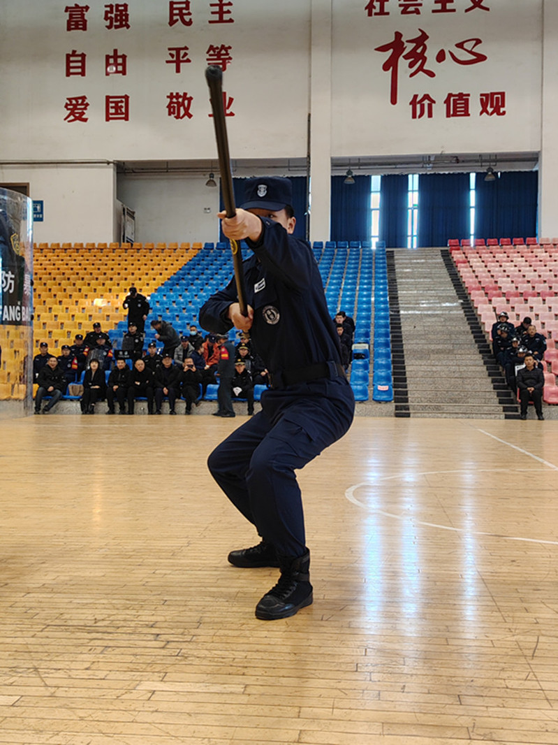 我校代表队队员演示长棍操作要领