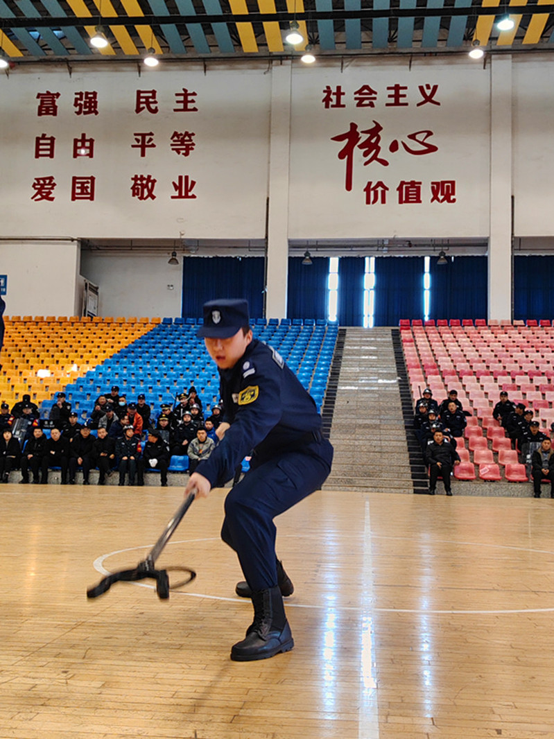 我校代表队队员演示抓捕器操作要领
