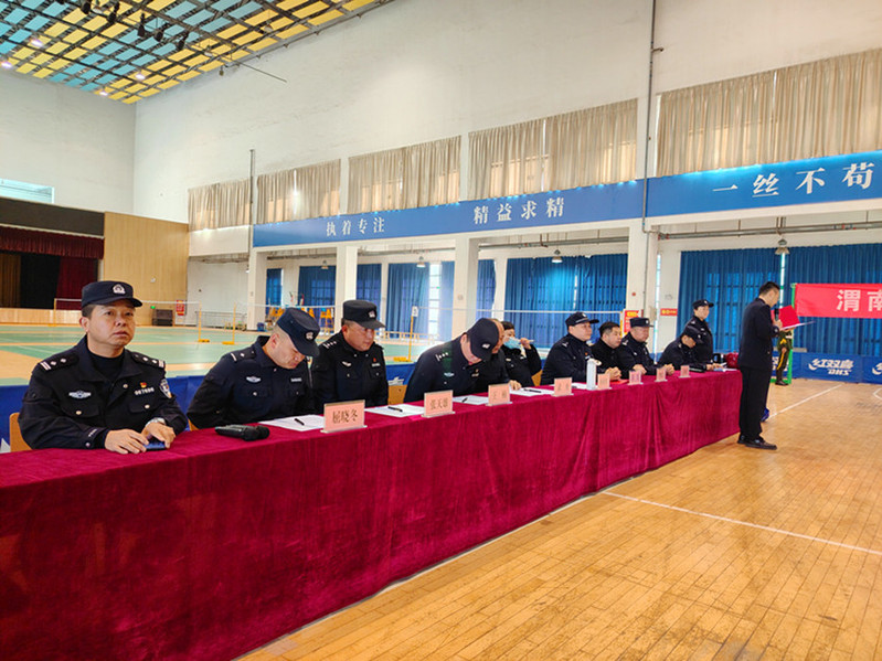 主席台就坐的评委和嘉宾