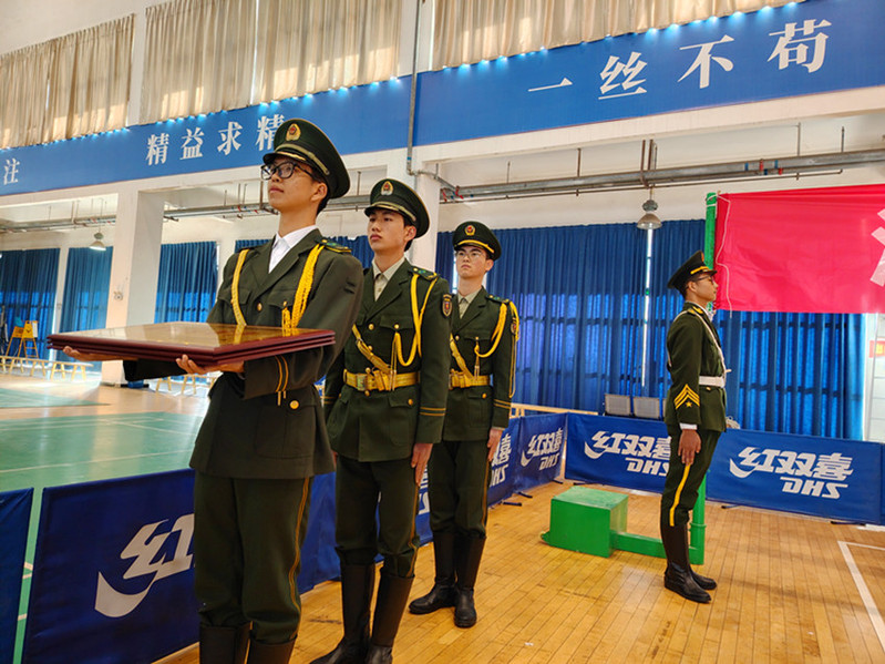 护校队员担当颁奖司仪