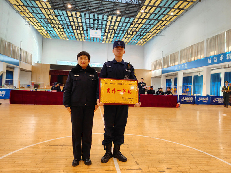 渭南市公安局经文保支队副支队长杨婷婷为我校代表队颁发团体一等奖奖牌并合影留念