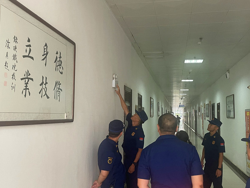 对学校办公楼进行检查