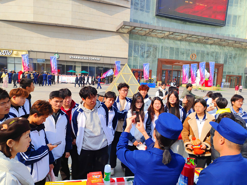 学生认真聆听消防员讲解