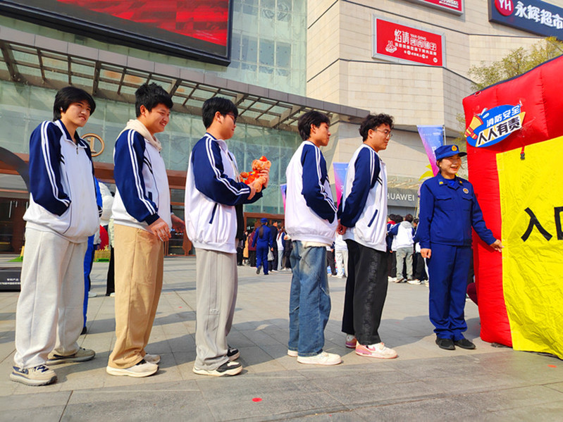 学生排队进行“烟雾逃生”体验