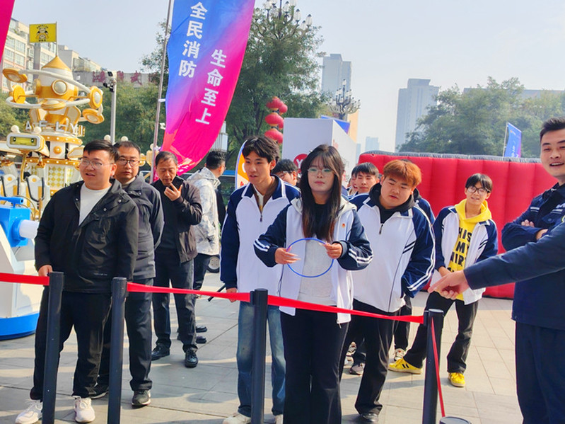 学生在玩消防套圈游戏