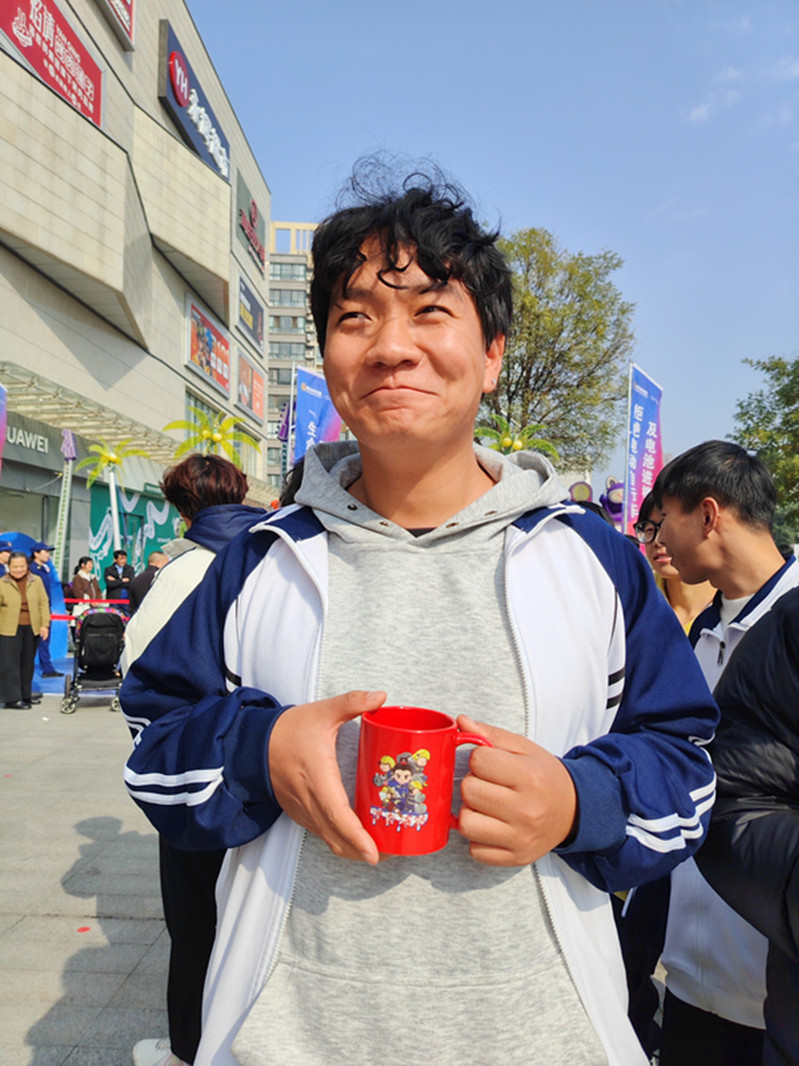 学生通过努力赢得消防主题文创礼品