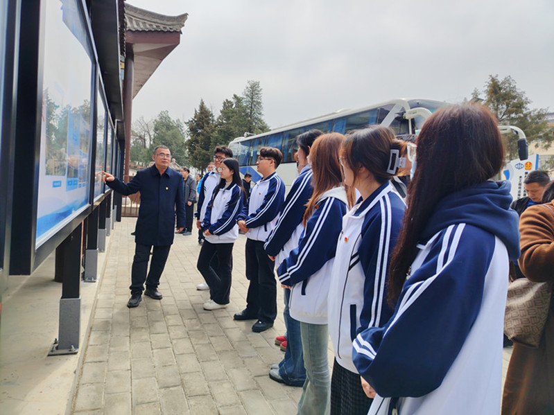 后勤党总支第一党支部书记康江龙借助泾惠渠灌溉中心现场教学资源，为学生们讲解水利工程历史与治水精神，在实地研学中厚植青年学子的责任担当与家国情怀。