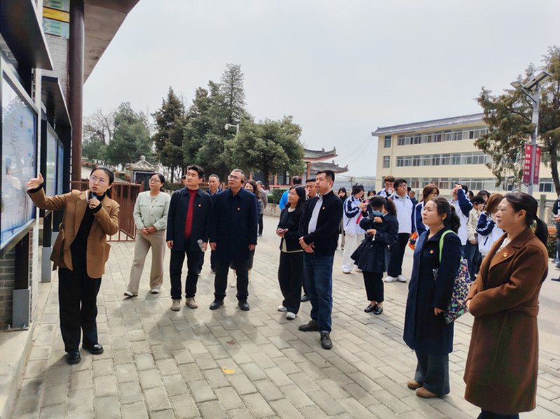 党员干部赴泾惠渠灌溉中心开展现场教学，在讲解员的带领下，重温水利工程建设历程，感悟先辈治水兴农的担当精神，汲取奋进力量。