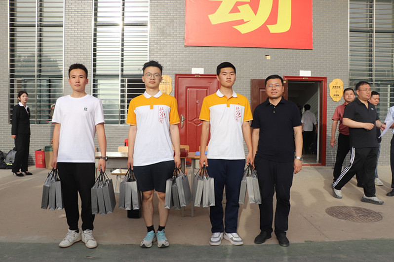 李兵方与赛项单项冠军代表合影留念