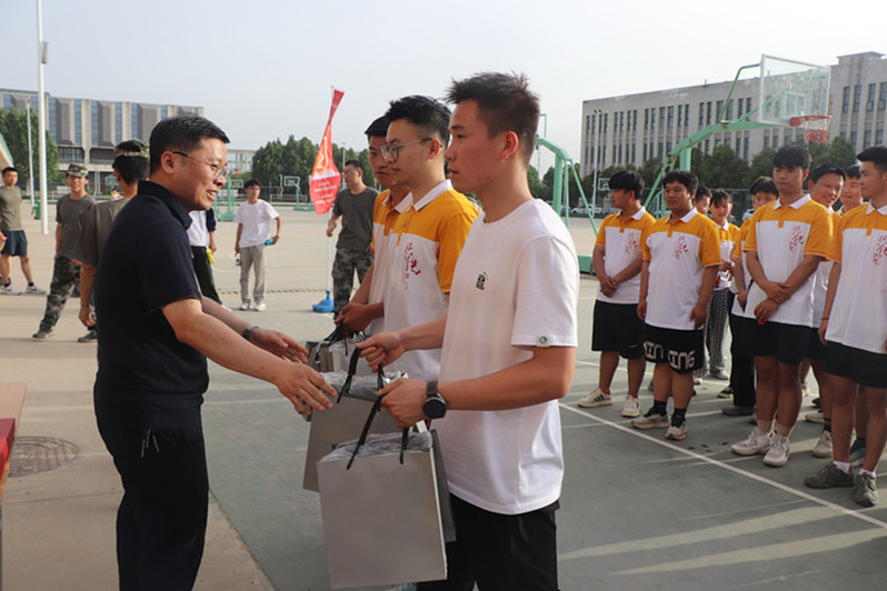 李兵方为赛项单项冠军代表颁发纪念品