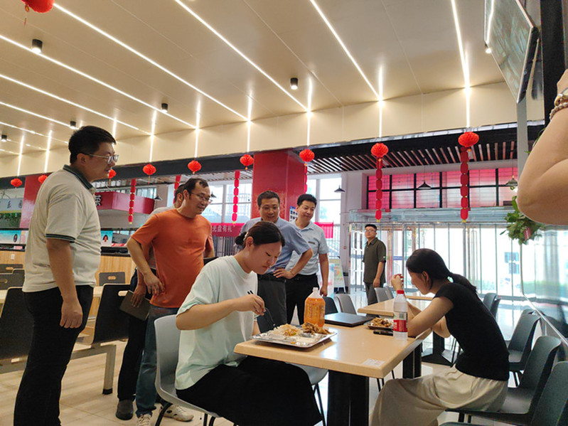 与就餐学生交流