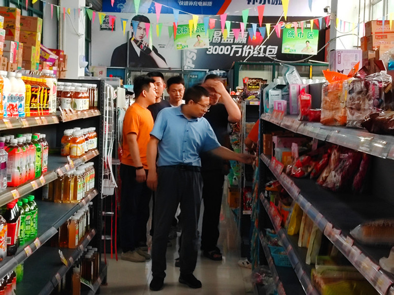 在校园超市检查食品安全