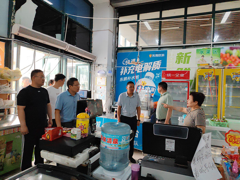 与校园超市工作人员交流