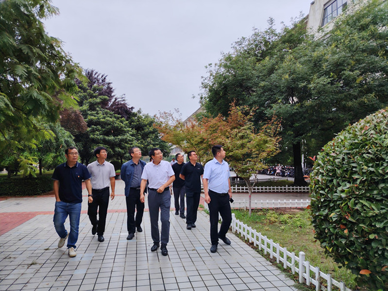 检查组对校园环境卫生和绿化养护情况进行检查