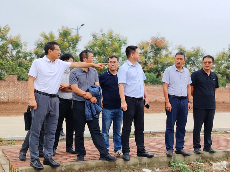 检查组在新开辟的劳动教育基地检查