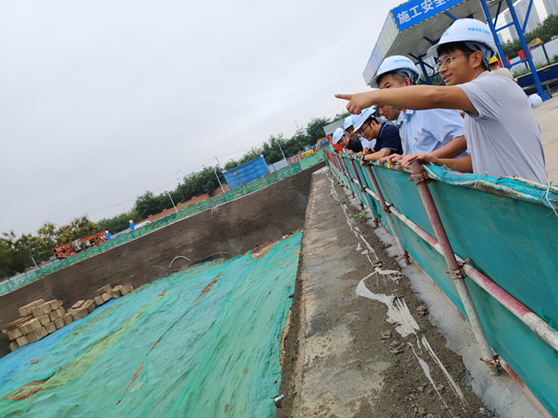 检查组对在建学生公寓项目施工现场检查