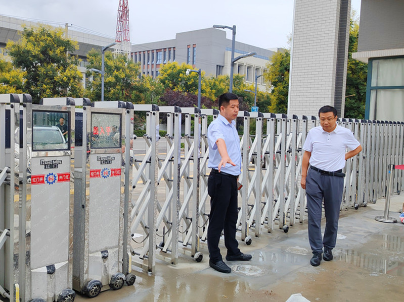 检查组对高新校区东门门禁项目施工现场检查