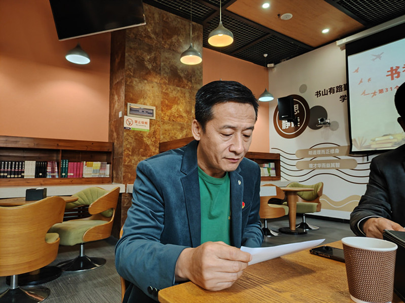 综合科科长何冰领学《中国共产党党员网络行为规定》