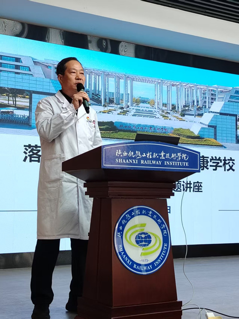 渭南慧仁眼耳鼻喉医院行政院长刘建桥为师生作《科学护眼 预防近视》专题讲座