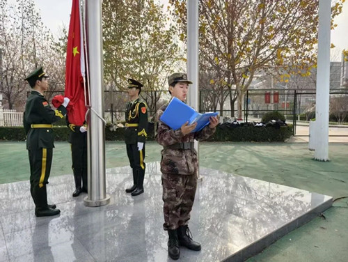 举行升旗仪式并进行国旗下动员讲话