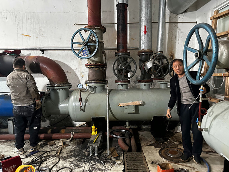 检查锅炉集分水器密封性和阀门是否正常