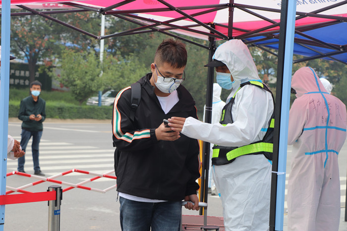 安保人员查验学生返校审批情况