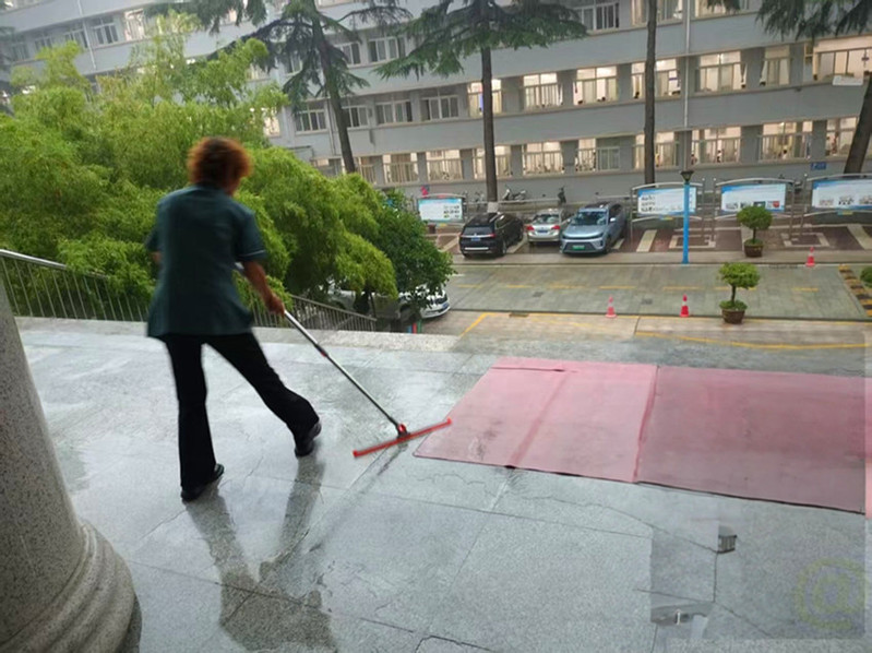 清理地面积水