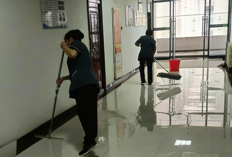 清理楼内积水