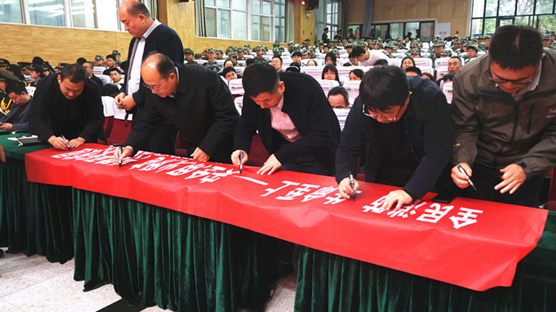 与会领导和嘉宾在消防主题横幅上签字