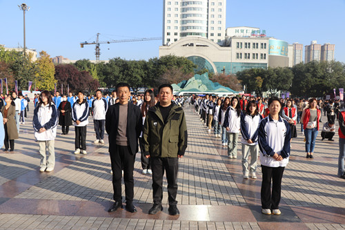 学校劳动班程智勇老师和安保处秦来涛老师带队参加活动