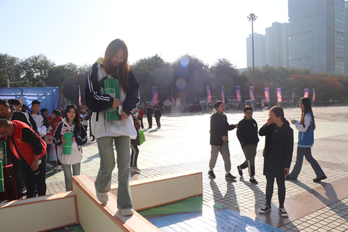 学生在互动区参加活动