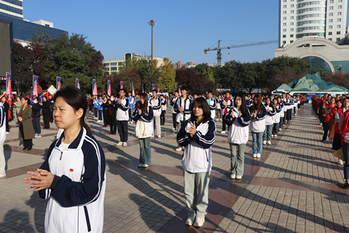 学生以良好精神风貌参加活动