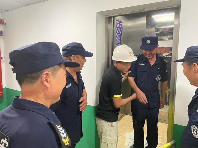 陕铁院2025年“安全生产月”系列活动之电梯困人演练   提升应急处突能力