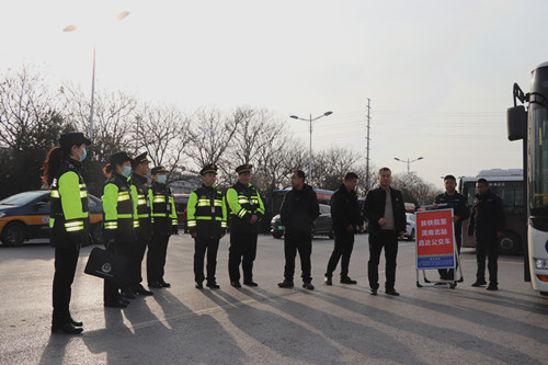 渭南市交通运输综合执法支队领导和工作人员在直达公交首发现场