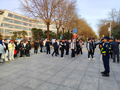 保安向学生交代乘车注意事项