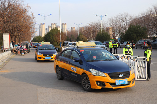 出租车载客有序驶离