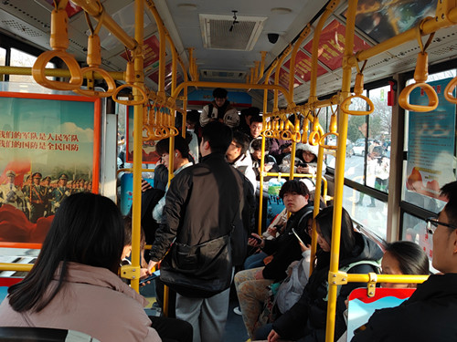 满载学生的公交直达专线出发了