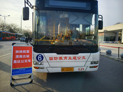 摆放乘车指示牌，防止师生上错车