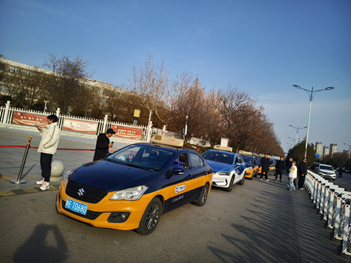 出租车在专用车道有序停放