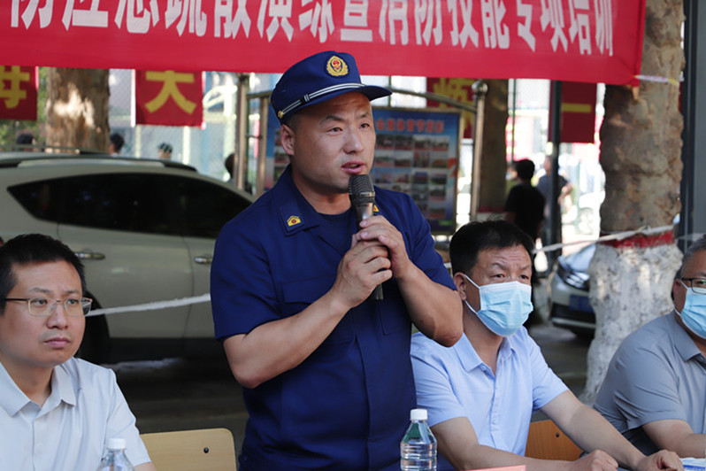 渭南市临渭区应急救援大队警官点评火灾应急疏散演练