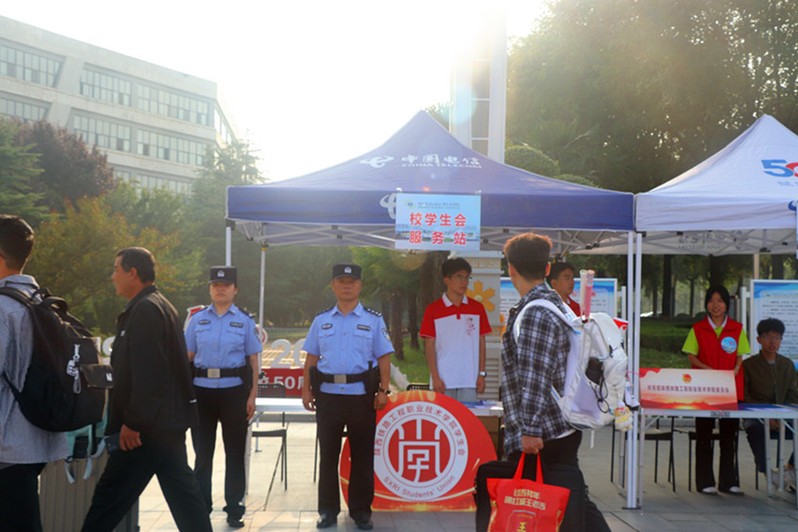 白杨派处所民警在迎新安保现场站岗执勤