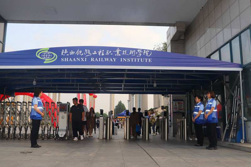 安保公司增派人员全力维护入校秩序
