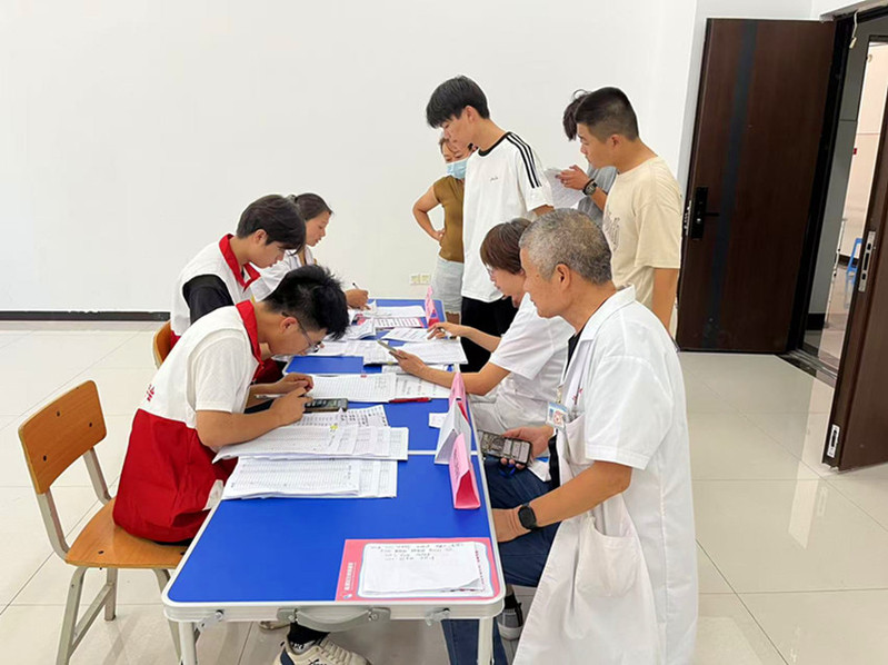 学校红十字协会学生助力新生体检