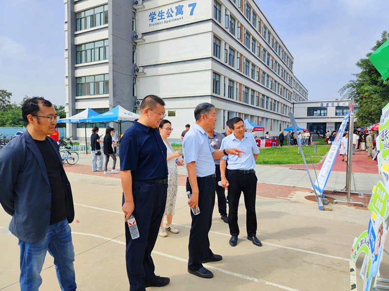 后勤安保处副处长郎儒林陪同校领导视察指导迎新工作